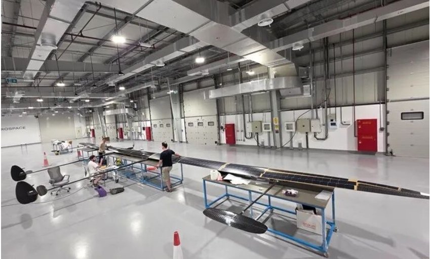 The "ApusNeo 18," a high-altitude pseudosatellite with an 18-meter wingspan and made entirely of composite materials, successfully completed its test flight.